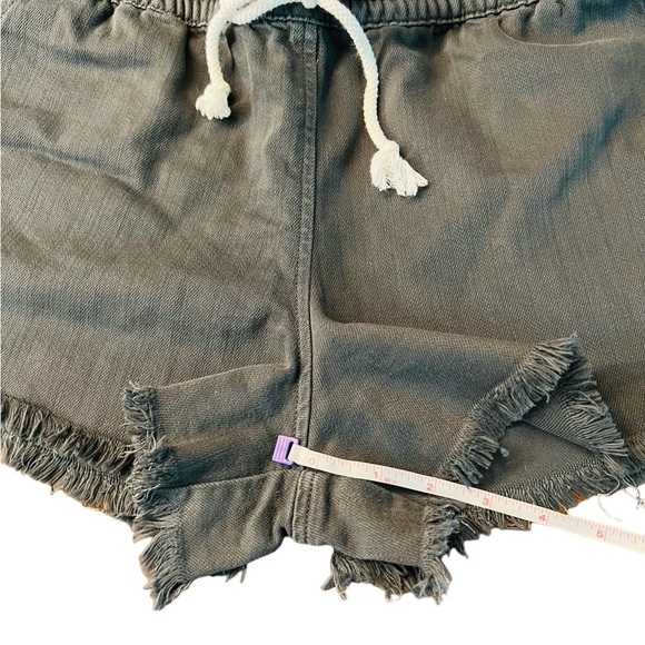 AERIE WOMENS CHALKY GRAY CUTOFF SHORTS SIZE MEDIUM - Picture 6 of 9